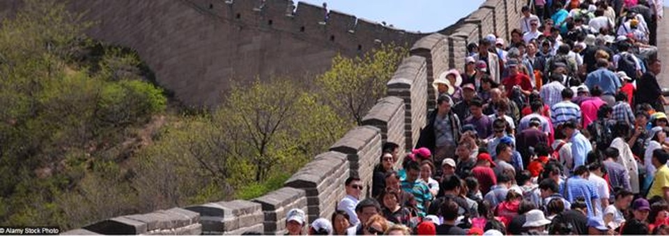 Ở “đất nước đông dân nhất thế giới” Trung Quốc, đây là cảnh tượng thường thấy khi bạn du lịch Vạn Lý Trường Thành vào mùa cao điểm.