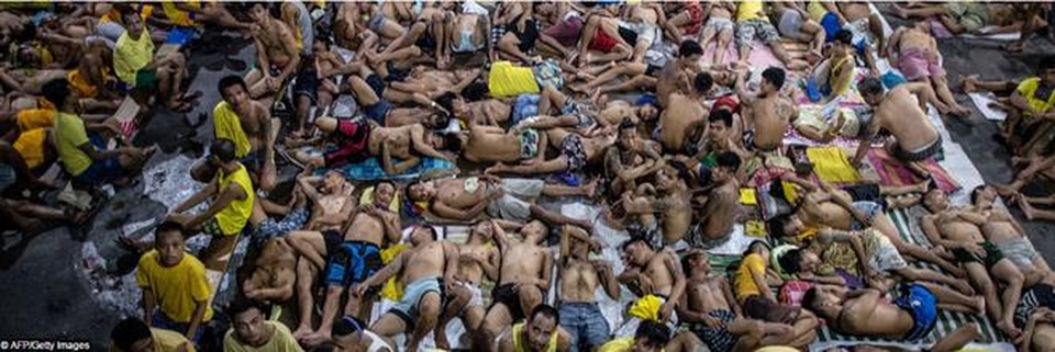 Tù nhân tại nhà tù thuộc thành phố Quezon ở Manila, Philippines, nằm xếp la liệt như “cá mòi”. Họ nằm ngủ ngay tại sân bóng rổ vừa mới mở vì thiếu diện tích. Đây là một trong những nhà tù chật chội nhất thế giới, nơi hiện có 3800 tù nhân cùng sống trong không gian được xây dựng cách đây 6 thập kỷ, chỉ vừa đủ cho khoảng 800 người.