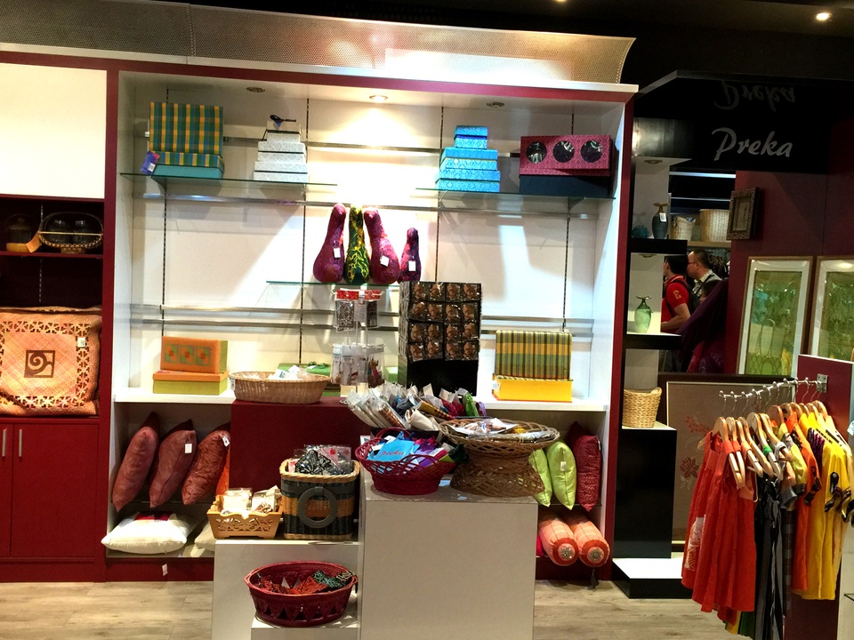 Các quầy hàng bán nhiều món đồ thủ công truyền thống của Malaysia