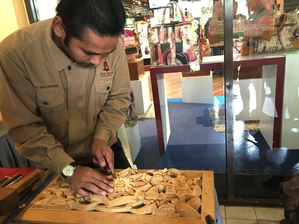 Nghệ nhân điêu khắc gỗ