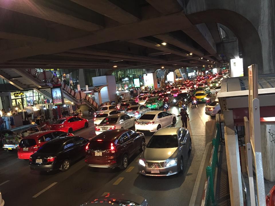 Chia sẻ kinh nghiệm du lịch với những người lần đầu đi Bangkok, Thái Lan - 10 Đêm về khuya, đường phố Bangkok vẫn đông nhộn nhịp