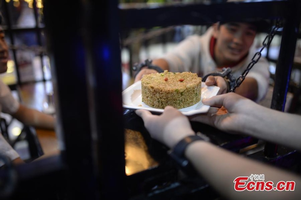 Nơi thực khách bỏ tiền để được phục vụ như... tù nhân - 2 Các món ăn được phục vụ qua ô cửa nhỏ