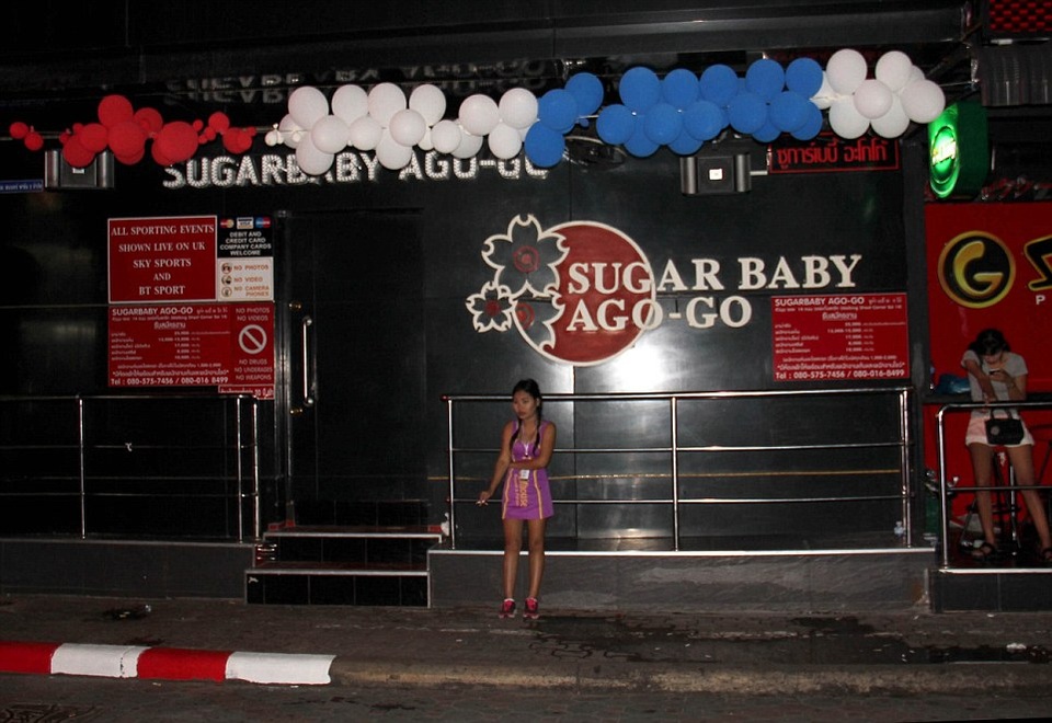 Khu đèn đỏ, các điểm vui chơi ở Thái Lan đìu hiu trong thời gian quốc tang - 1 Sugar Baby Ago-go là câu lạc bộ rất nổi tiếng nằm trong phố đèn đỏ ở Pattaya cũng đóng cửa nhằm bày tỏ lòng tiếc thương trước sự ra đi của Vua Thái Lan