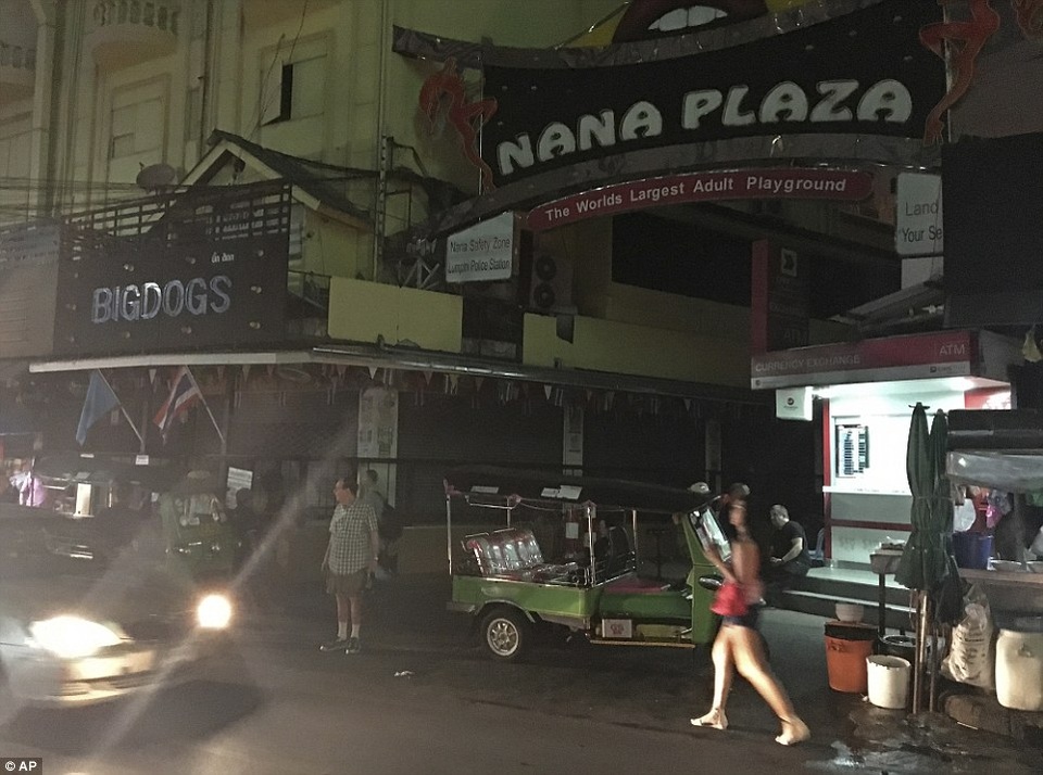 Khu đèn đỏ, các điểm vui chơi ở Thái Lan đìu hiu trong thời gian quốc tang - 6 Khu phố đèn đỏ nổi tiếng ở Bangkok Nana Plaza đang tạm thời đóng cửa