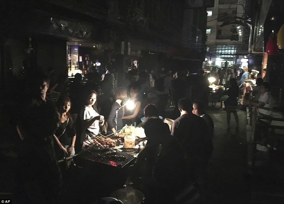 Khu đèn đỏ, các điểm vui chơi ở Thái Lan đìu hiu trong thời gian quốc tang - 7 Các buổi hòa nhạc hay bữa tiệc trên bãi biển ở Thái Lan đều bị hủy bỏ
