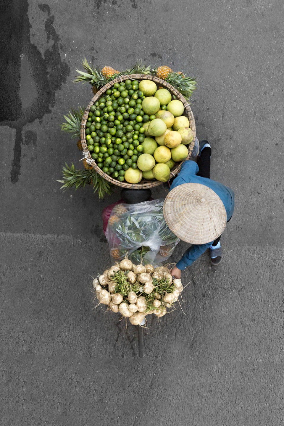Vẻ đẹp những gánh hàng rong Hà Nội trên báo nước ngoài - 5 Chiếc xe đạp nhỏ nhưng chở trĩu trịt những gánh hàng của các bà, các chị