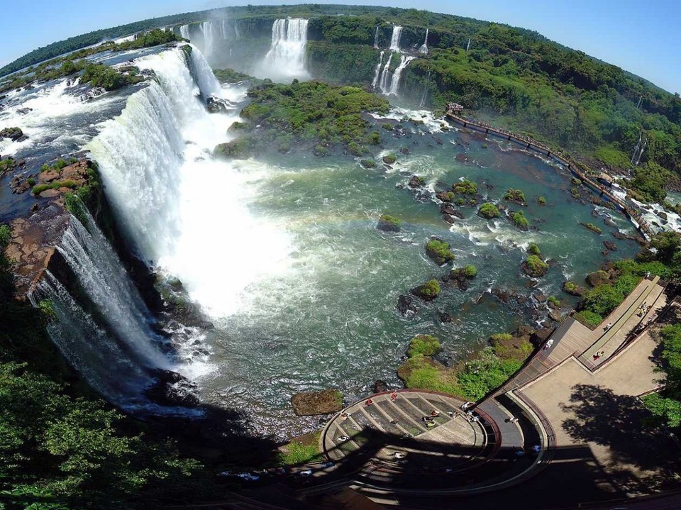 Những đường biên giới "thân thiện" và đặc biệt nhất thế giới - 1 Ngọn thác Iguazu nổi tiếng là nơi ranh giới đánh dấu sự phân tách giữa tỉnh Paraná của Brazil và tỉnh Misiones của Argentina.