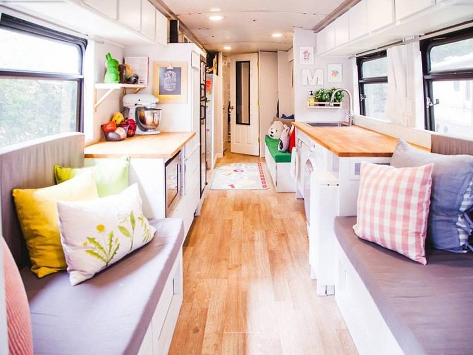 Cặp đôi "ham xê dịch" biến xe bus thành ngôi nhà di động - 7 Mọi không gian trong xe đều được tận dụng tối đa
