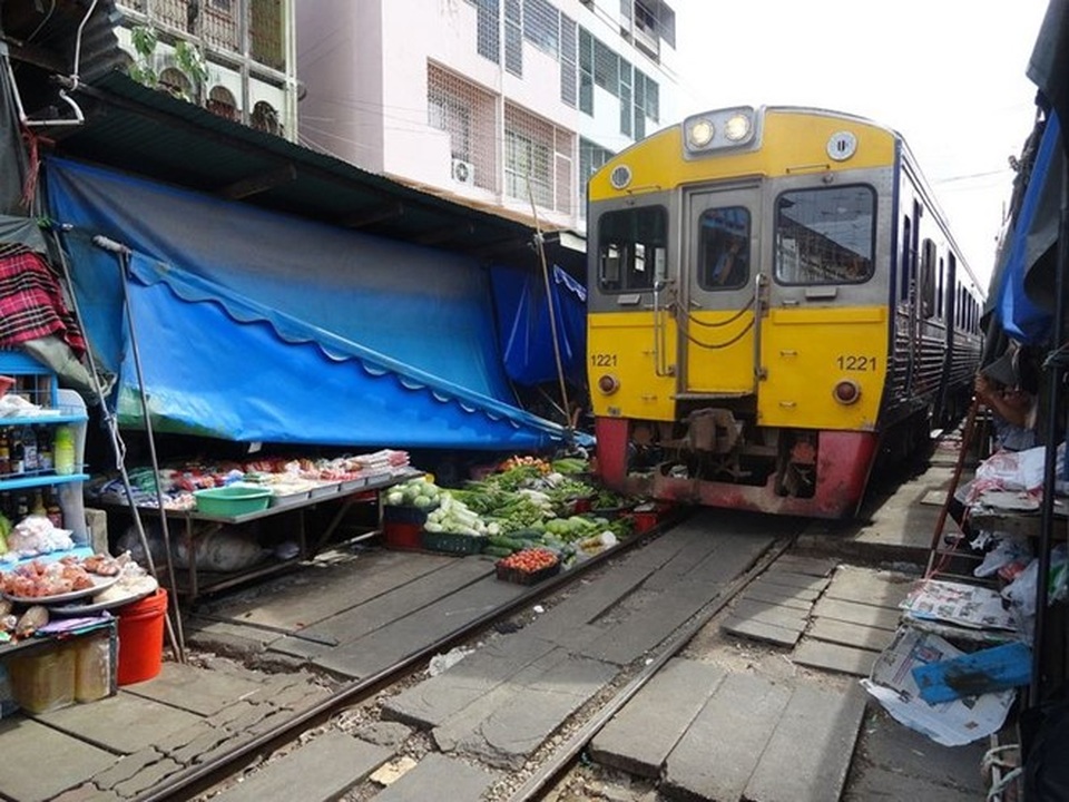 Cận cảnh khu chợ nguy hiểm nhất thế giới - 7 Thái Lan cũng có khu chợ đường sắt nguy hiểm tưong tự