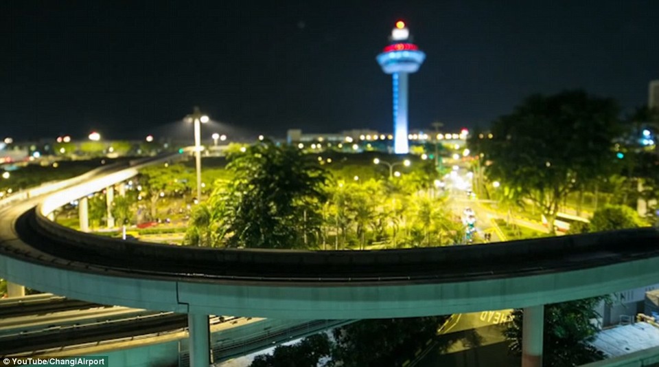 Vì sao sân bay Changi Singapore luôn được bình chọn tốt nhất thế giới? - 10 Changi dưới ánh hoàng hôn với hàng loạt các loại đèn chiếu sáng lấp lánh.