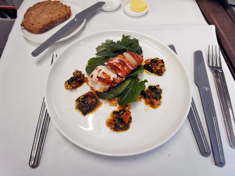 Những suất ăn trên máy bay xịn chẳng kém gì khách sạn hạng sang - 10 Thực đơn của Qantas phong phú với món cocktail tôm hùm, trứng cá muối và thịt cừu.