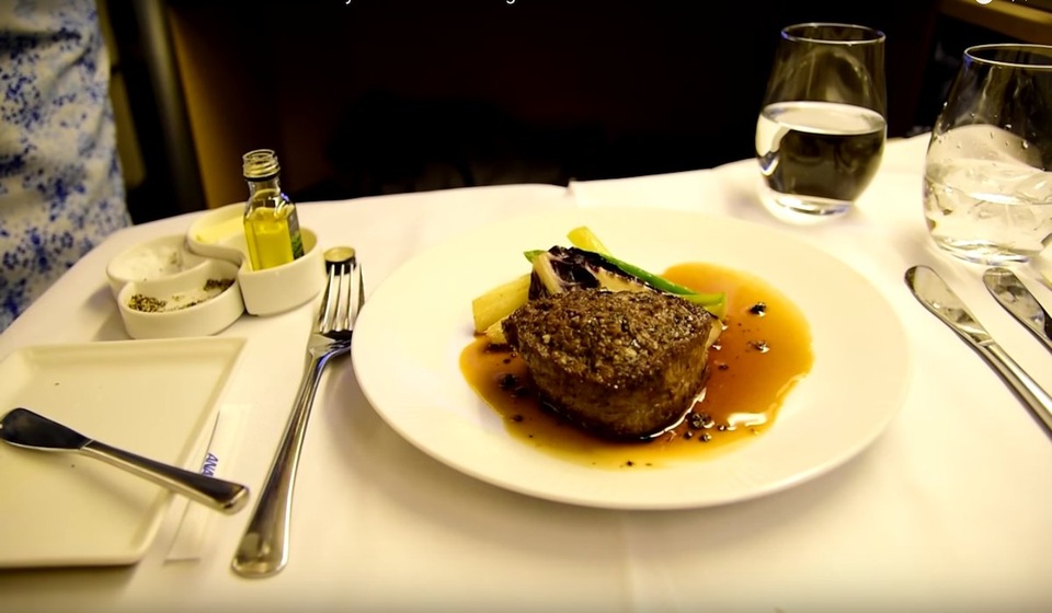 Những suất ăn trên máy bay xịn chẳng kém gì khách sạn hạng sang - 5 Những suất ăn trên máy bay xịn chẳng kém gì khách sạn hạng sang - 5