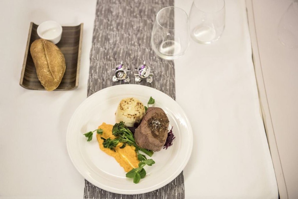 Những suất ăn trên máy bay xịn chẳng kém gì khách sạn hạng sang - 7 Những suất ăn trên máy bay xịn chẳng kém gì khách sạn hạng sang - 7