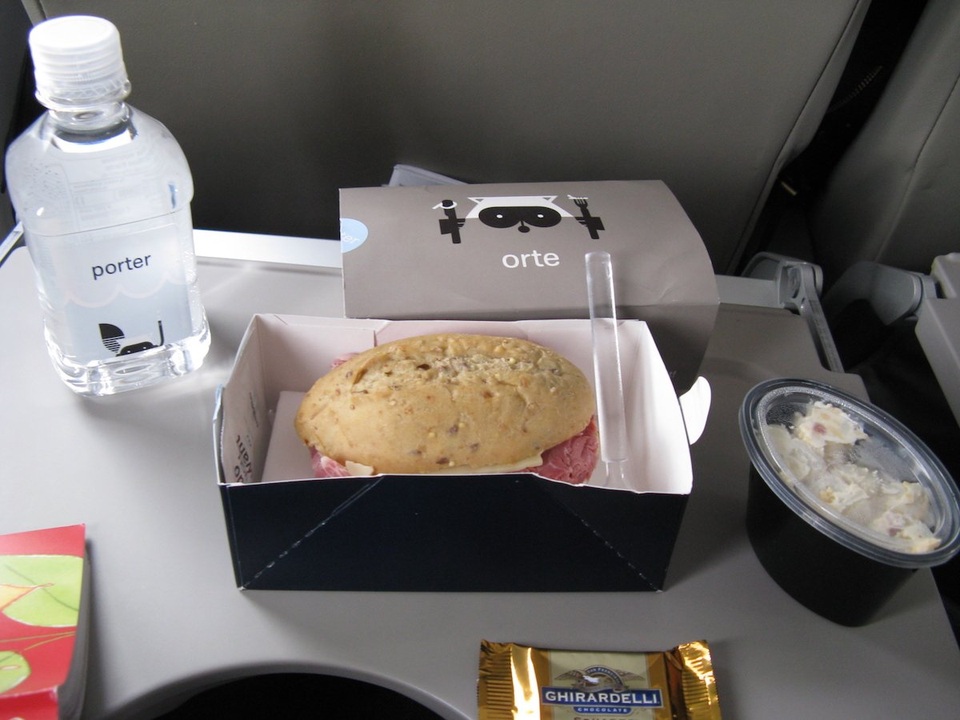 Những suất ăn trên máy bay xịn chẳng kém gì khách sạn hạng sang - 9 Những suất ăn trên máy bay xịn chẳng kém gì khách sạn hạng sang - 9