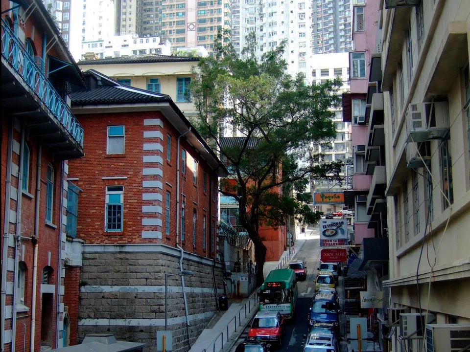 Độc đáo thang cuốn ngoài trời dài nhất thế giới ở Hong Kong - 2 Thang máy có mái che ngoài trời xuất hiện ở Hong Kong năm 1993