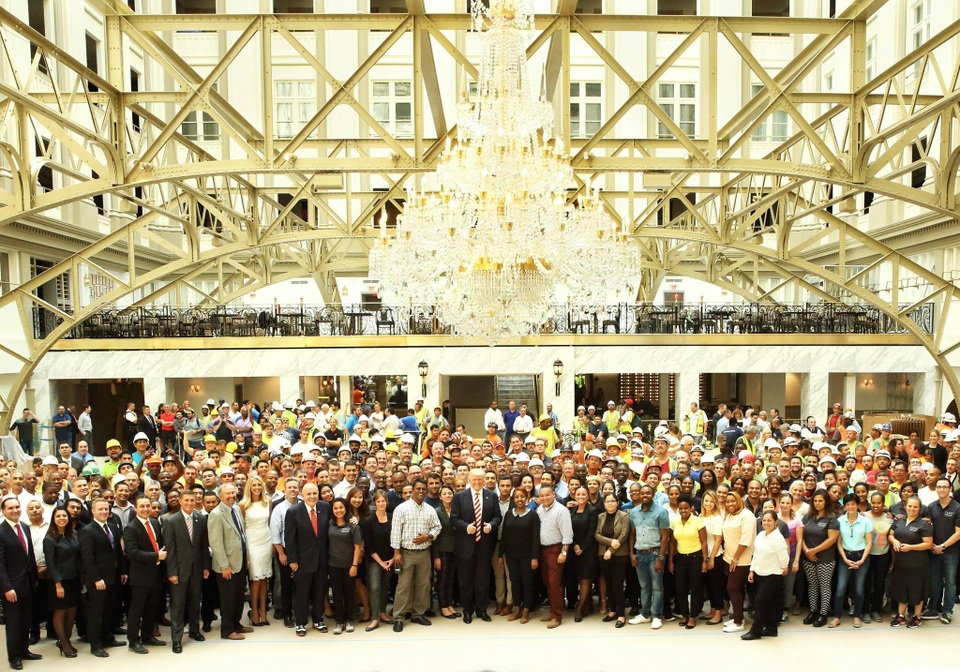 Bên trong khách sạn hạng sang của tỷ phú Donald Trump - 1 Ông Trump chụp hình cùng toàn thể nhân viên khách sạn Trump International Hotel