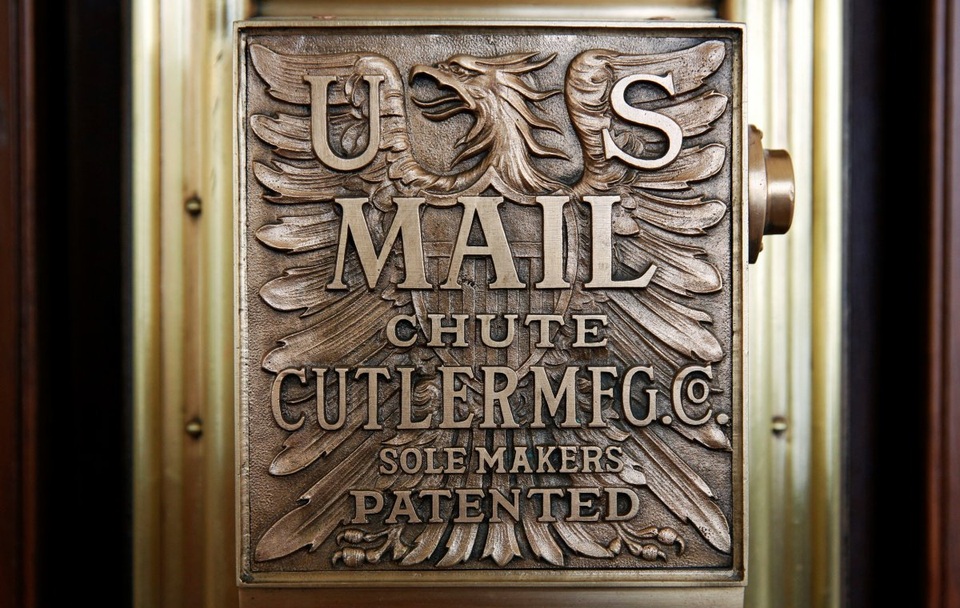 Bên trong khách sạn hạng sang của tỷ phú Donald Trump - 4 Bảng hiệu của tòa nhà bưu điện cũ vẫn được để lại trên tường khách sạn