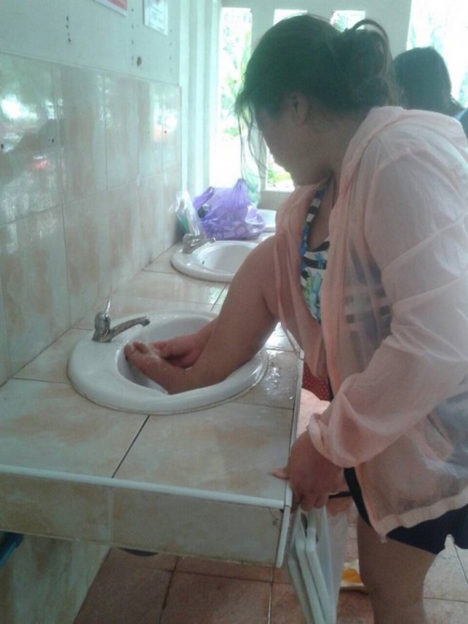 Rửa chân trong bồn rửa mặt