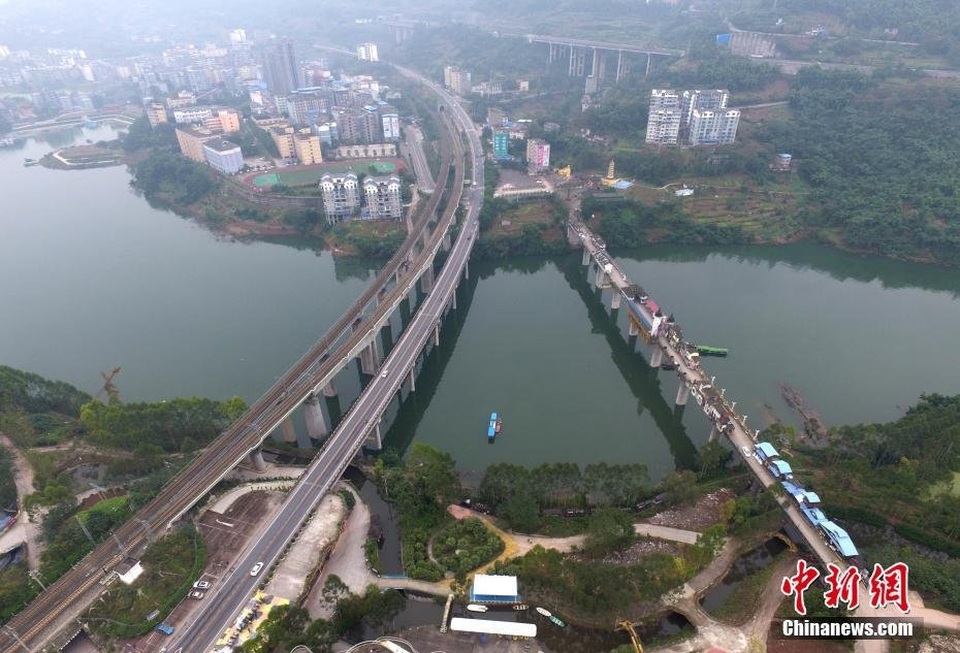 Cây cầu kỳ lạ với nhà cửa xây nối tiếp nhau bên trên - 10 Nét độc đáo của cây cầu biến nơi này thành điểm du lịch hút khách