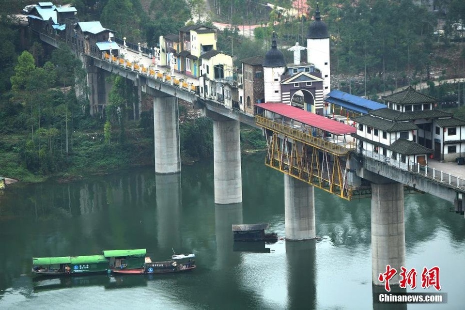 Cây cầu kỳ lạ với nhà cửa xây nối tiếp nhau bên trên - 1 Cây cầu làm nhiệm vụ kết nối thông thương giữa hai bên bờ