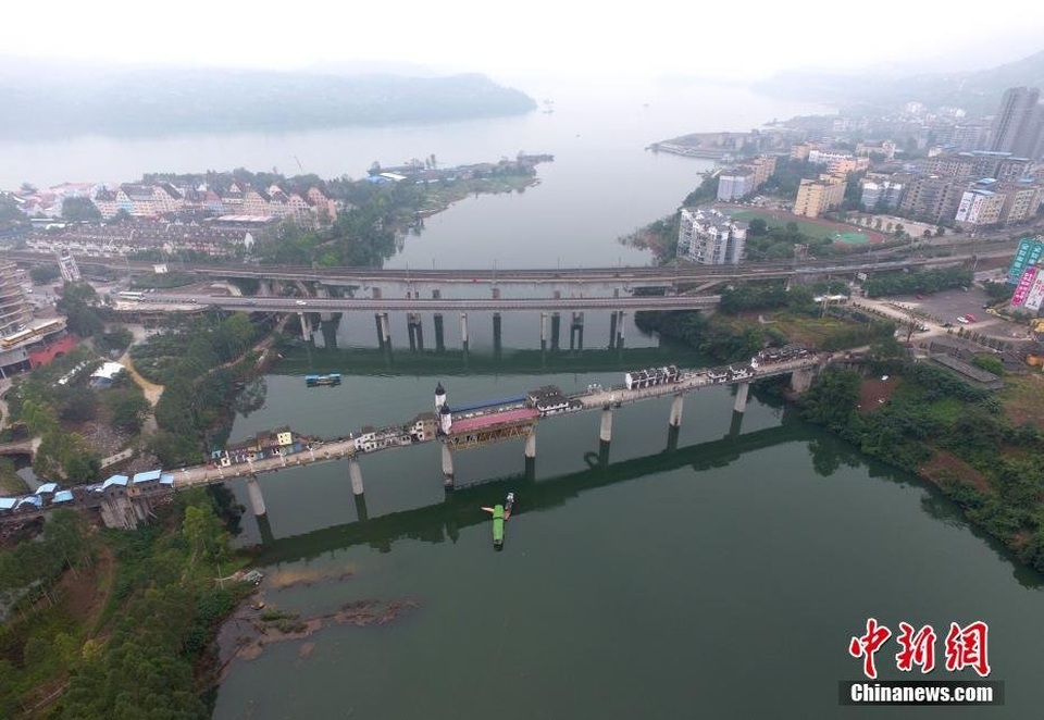 Cây cầu kỳ lạ với nhà cửa xây nối tiếp nhau bên trên - 7 Chính sự giao duyên hòa hợp tạo nên nét độc đáo riêng biệt