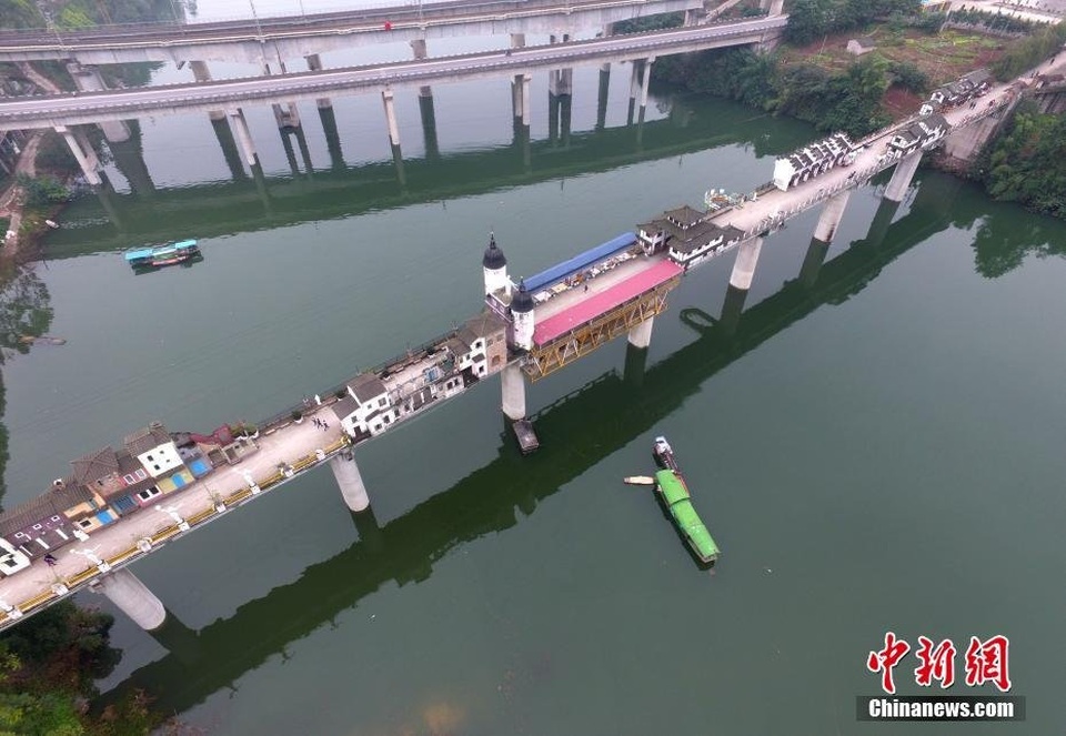 Cây cầu kỳ lạ với nhà cửa xây nối tiếp nhau bên trên - 8 Cây cầu nhìn từ góc độ trên cao