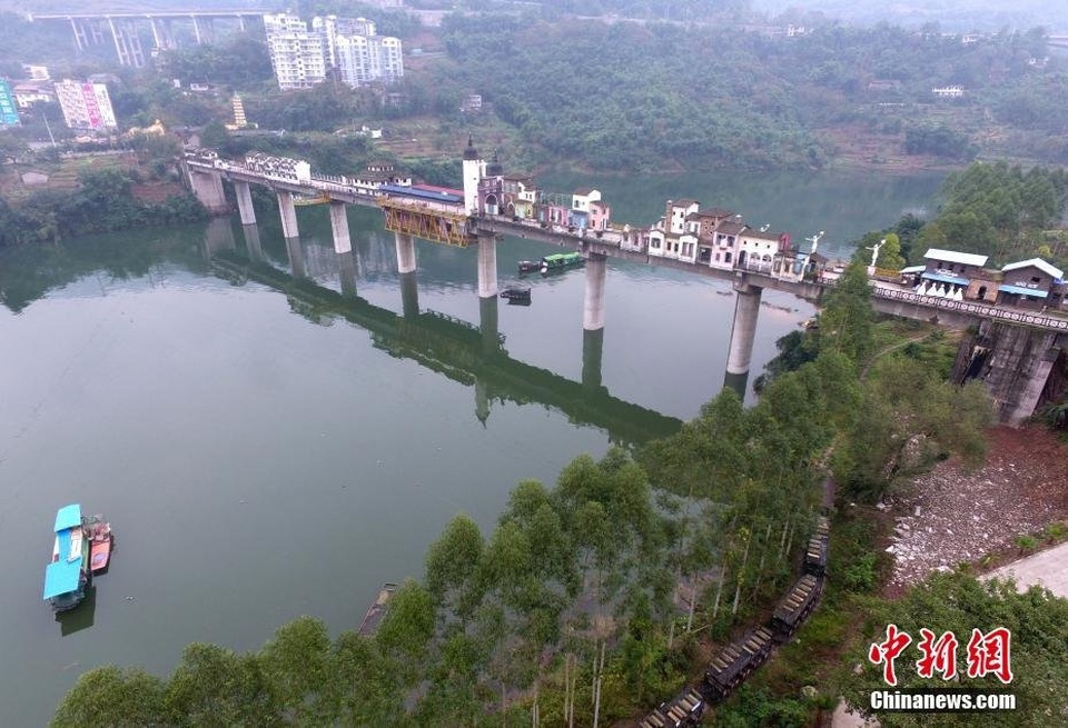 Cây cầu kỳ lạ với nhà cửa xây nối tiếp nhau bên trên - 9 Vẻ đẹp thanh bình trên dòng sông Dương Tử