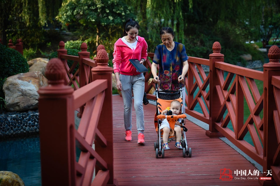 Cô gái trò chuyện cùng người dân xung quanh để tìm hiểu thêm về không gian sống