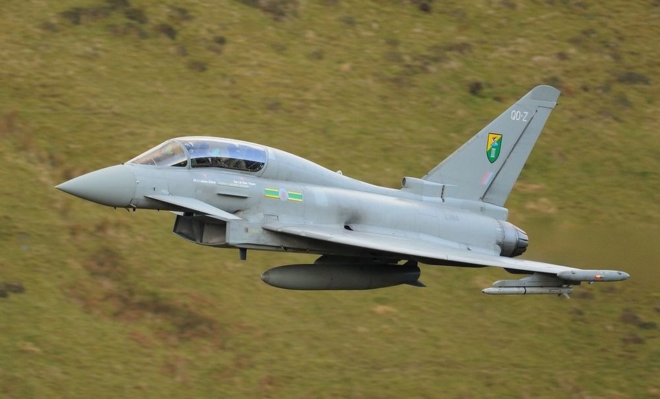 Nơi du khách tận mắt nhìn máy bay chiến đấu "bay vèo vèo trước mặt" - 1 Cận cảnh chiếc Typhoon T1