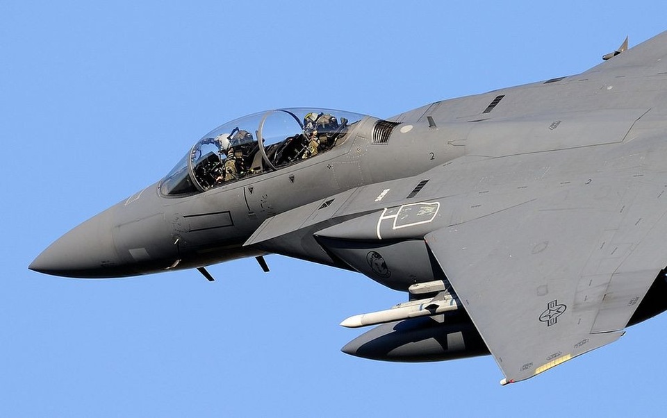 Nơi du khách tận mắt nhìn máy bay chiến đấu "bay vèo vèo trước mặt" - 5 Thậm chí người ta có thể nhìn thấy rõ cả phi công trong buồng lái. Trong hình là chiếc F-15E Eagle.