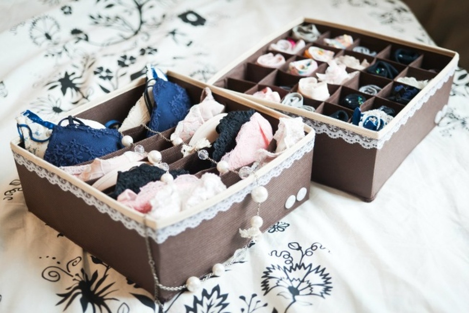 Mẹo cực nhanh để xếp gọn tủ đồ - 3 Chia đồ lót và tất thành những ngăn nhỏ, tránh tình trạng lộn xộn và dễ tìm.