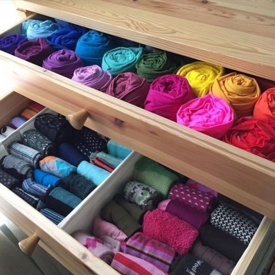 Mẹo cực nhanh để xếp gọn tủ đồ - 4 Gấp quần áo theo chiều dọc hoặc để dưới dạng cuộn tròn sẽ giúp tiết kiệm nhiều không gian.