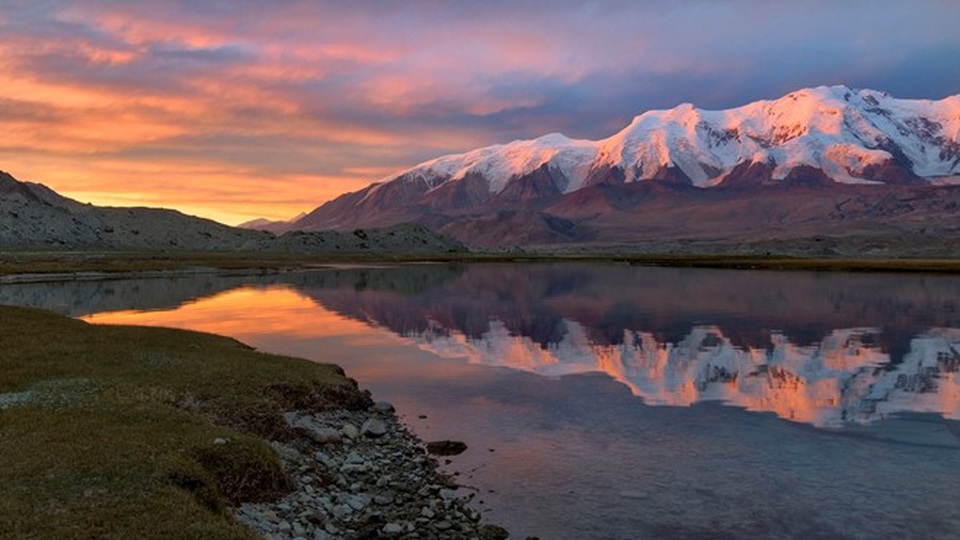 Dù sở hữu phong cảnh tuyệt đẹp nhưng tuyến đường cao tốc Karakoram nối từ Trung Quốc tới Pakistan lại là một trong những con đường nguy hiểm nhất thế giới. Địa hình tại đây rất hiểm trở, thường xuyên xảy ra hiện tượng sạt lở đất.