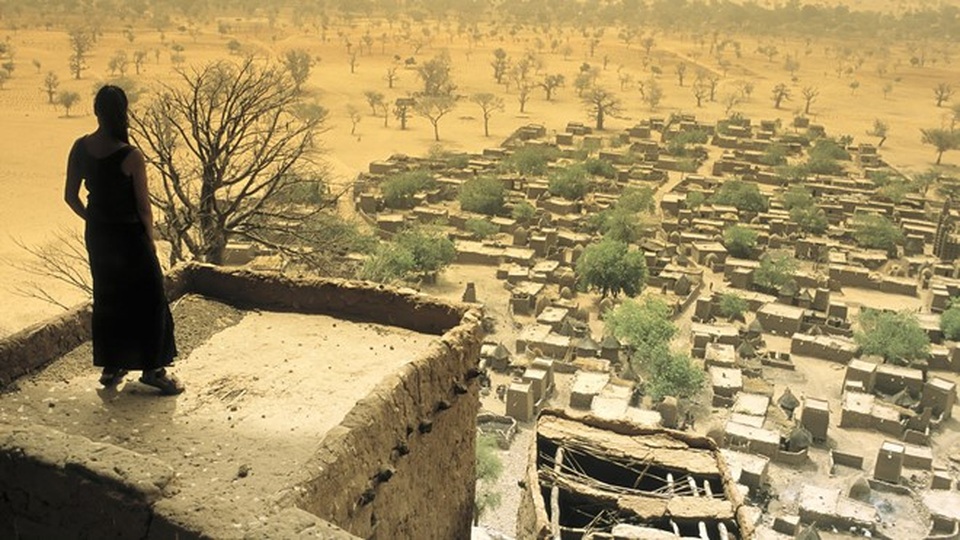 Mali, tên chính thức là Cộng hòa Mali, là quốc gia nằm trong lục địa của miền Tây châu Phi. Quốc gia này cũng nằm trong “danh sách nguy hiểm” bởi các mối đe dọa cao từ khủng bố, bắt cóc con tin.