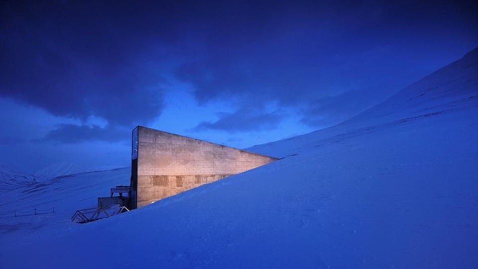Svalbard Global Seed Vault thuộc ngoài khơi bờ biển của Na Uy, là khu vực được canh phòng cẩn mật, còn được gọi là “Doomsday Vault”. Đây là nơi lưu trữ các hạt giống và được sử dụng trong trường hợp có thảm họa môi trường lớn.
