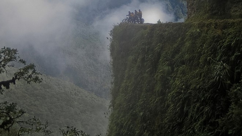Yungus được mệnh danh là “cung đường tử thần” ở Bolivia với những khúc cua ngoằn nghoèo, một bên là đường, còn một bên là vực thẳm không có rào chắn. Mặc dù vậy, tuyến đường vẫn thu hút những tay đua xe đạp “liều mạng” từ khắp nơi trên thế giới tới trải nghiệm.