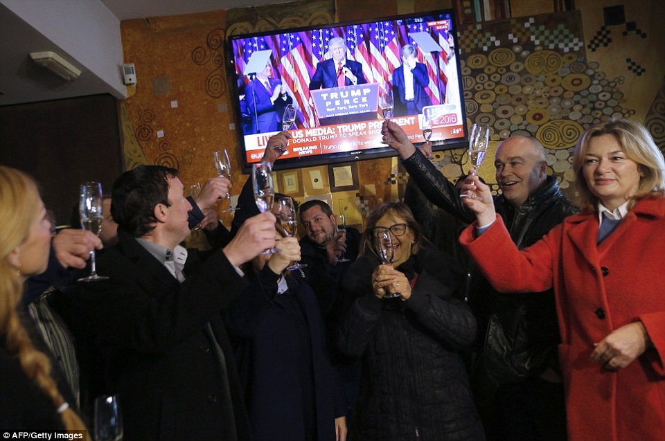 Người dân thị trấn ăn mừng khi kết quả bầu cử nghiêng về ông Trump