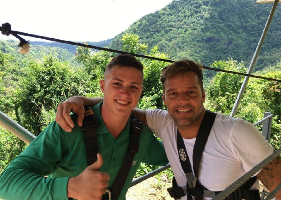 Trải nghiệm cảm giác "bay" trên đường cáp zipline được mệnh danh "Quái vật" - 4 Ngôi sao Ricky Martin trải nghiệm với thử thách trượt trên đường cáp dài nhất thế giới