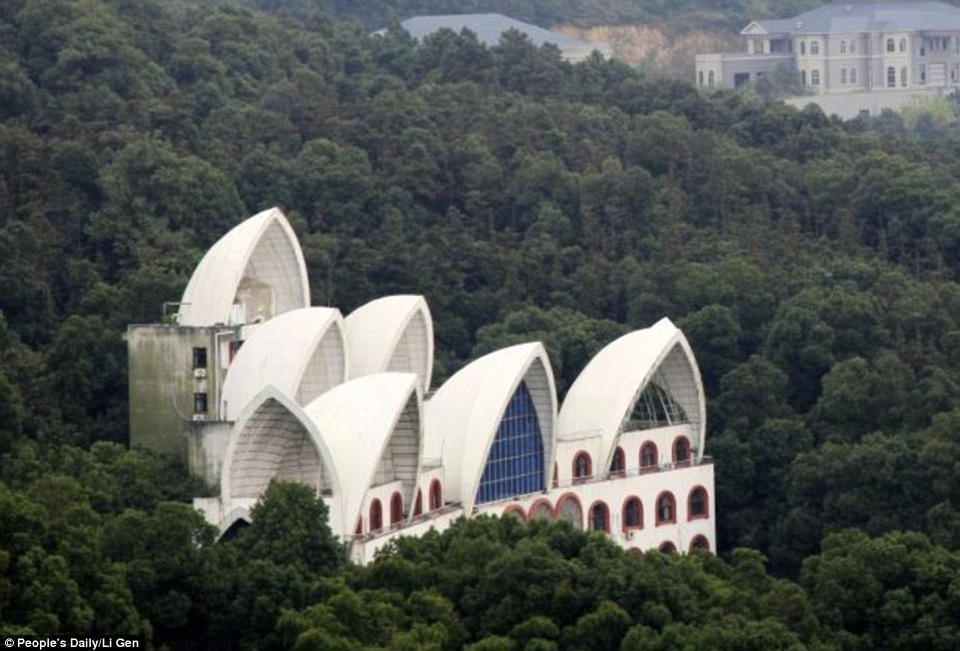 Ngôi làng còn sở hữu hàng loạt các công trình nhái như rạp con sò của Sydney