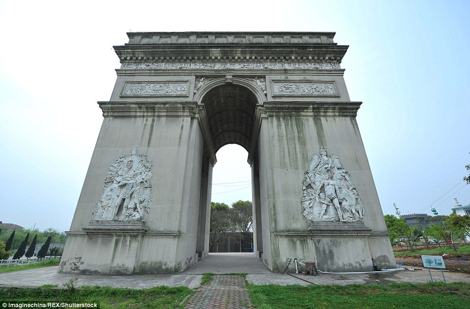 Cổng vào làng xây dựng theo kiểu Khải Hoàn Môn