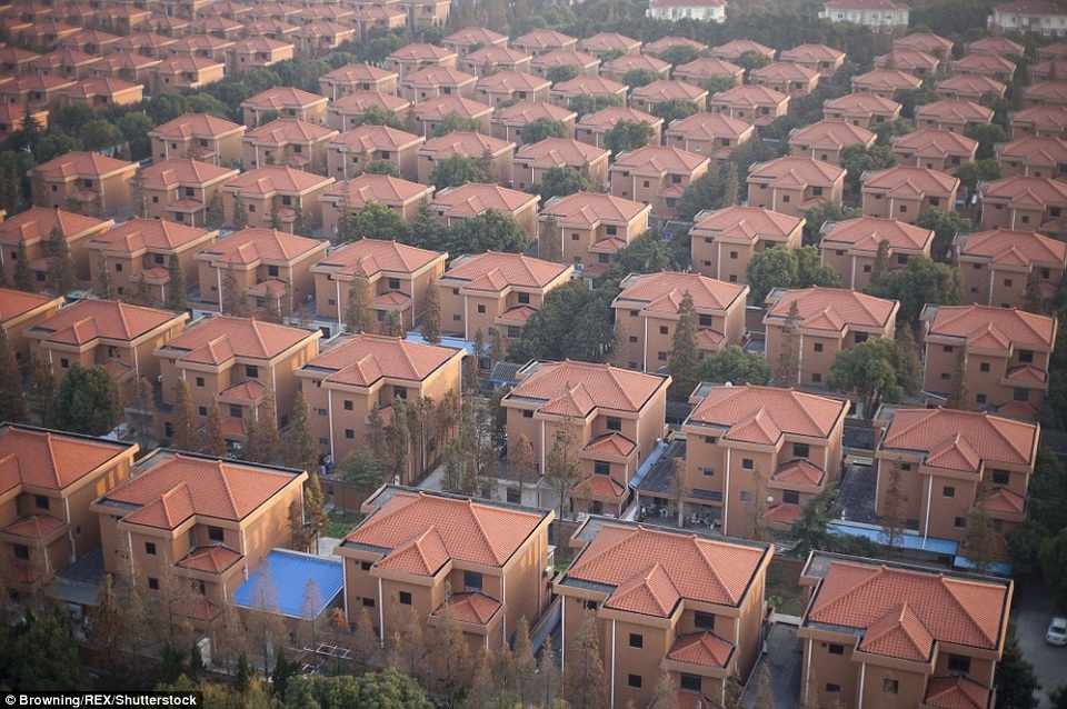 Những căn hộ được cấp riêng cho người dân trong làng, được xây dựng theo phong cách châu Âu