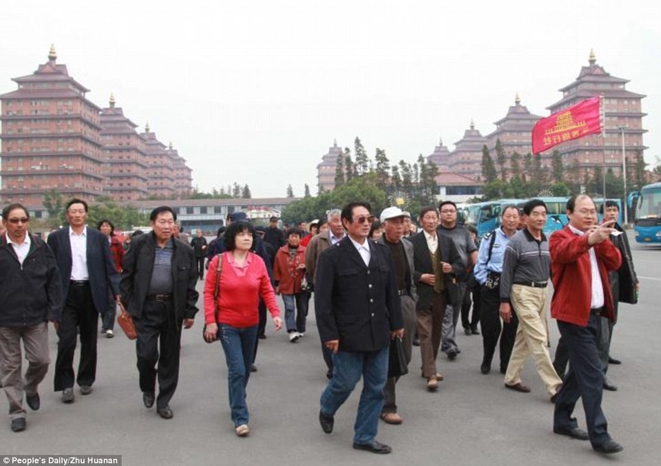 Hoa Tây còn có nguồn thu nhập từ du lịch