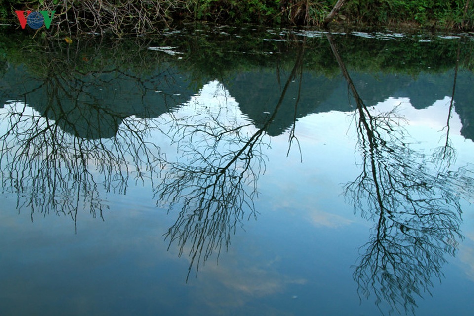 Sở dĩ suối có tên như vậy là do hình dáng của nó trông giống như đuôi của một con chim yến đang xòe rộng. Suối Yến dài khoảng 4km, từ bến Đục, du khách lên thuyền theo dòng suối này để đến với Hương Sơn. Suối Yến là con đường thủy duy nhất để du khách vào ngắm cảnh chùa Hương.
