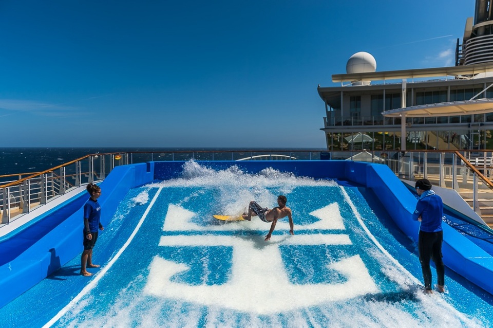 Khu vực bể tạo sóng nhân tạo – nơi du khách được trải nghiệm môn thể thao cảm giác mạnh như lướt ván