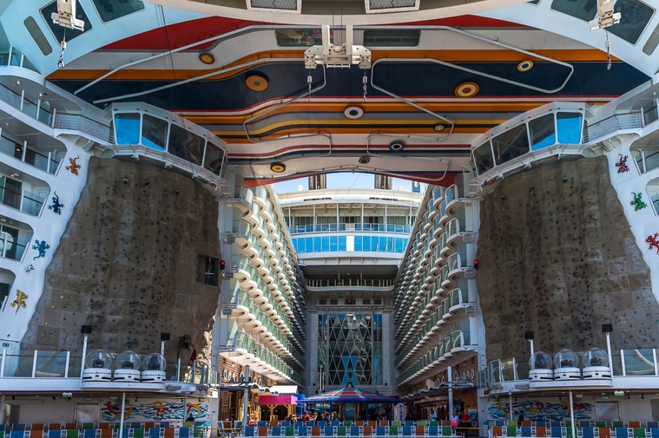 Siêu du thuyền được thiết kế với hai khối nhà khổng lồ đặt song song cạnh nhau