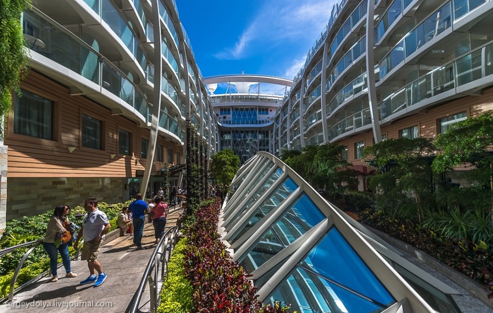 Du khách có cảm giác như đang đi trên thành phố nổi