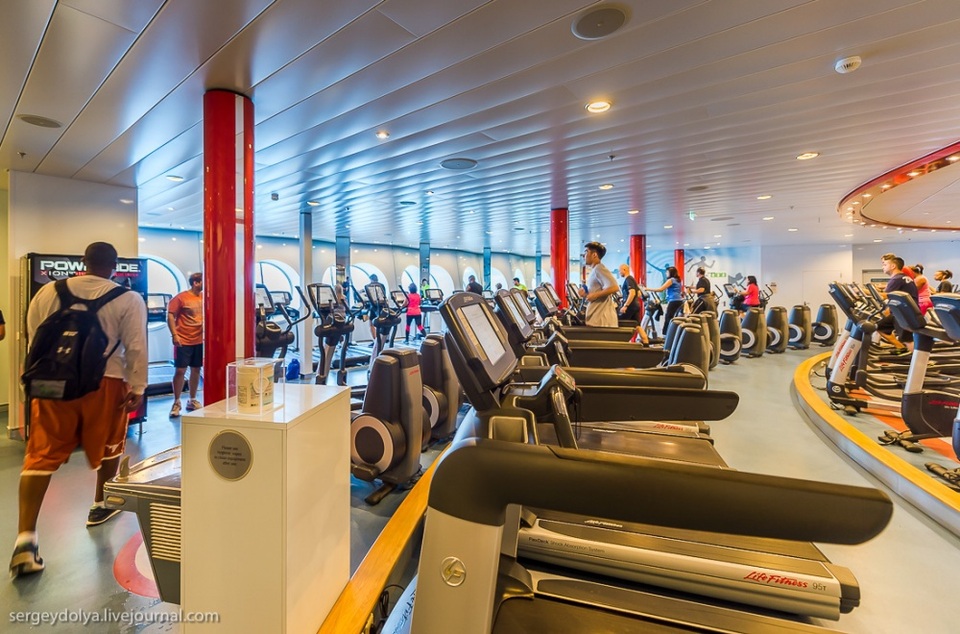 Phòng tập thể hình được trang bị đầy đủ máy móc thiết bị