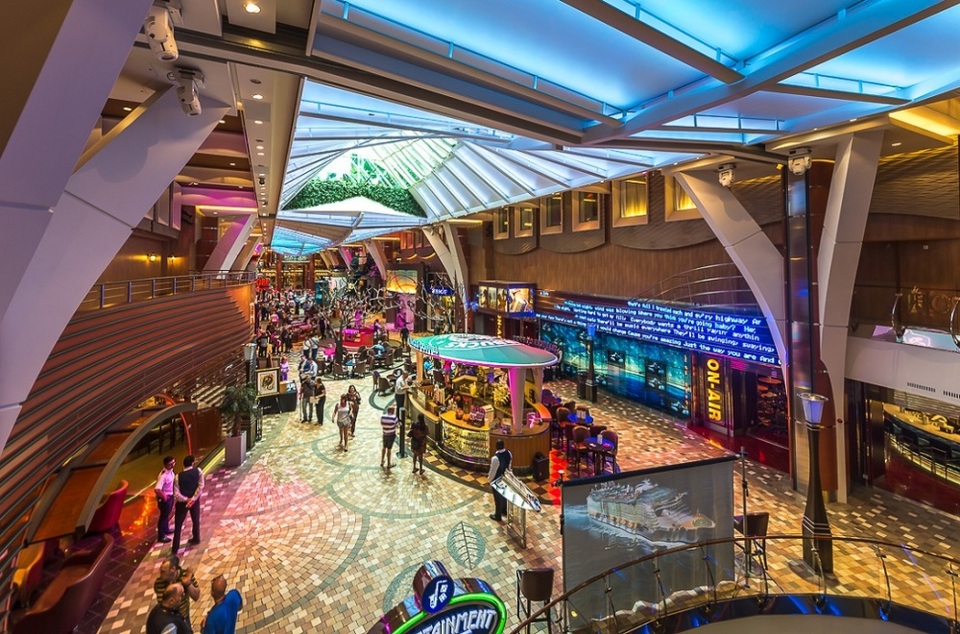 Tầng 5 là trung tâm của các nhà hàng, quán bar, quán café, thậm chí có cả café Starbucks