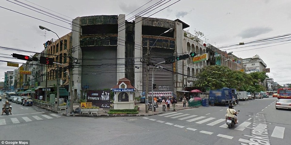 Lạ lùng "ao cá" hàng nghìn con trong trung tâm thương mại bỏ hoang - 8 Sảnh ngoài của trung tâm thuơng mại lừng lẫy một thời