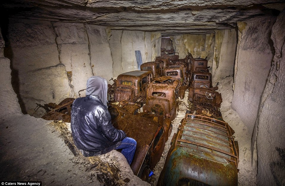 Nhiếp ảnh gia bên những cỗ xe cổ đã hoen gỉ